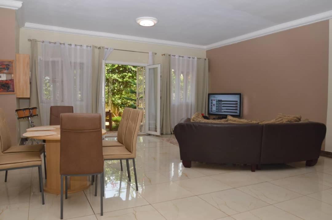 Yaoundé Residence Jardin Tropical מראה חיצוני תמונה
